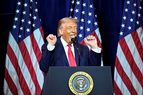 „Soția mea urăște când fac asta”. Trump, ridiculizează sportivele transsexuale într-un gest teatral aplaudat în sală și criticat online