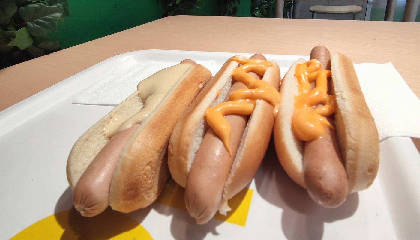 Cât a plătit un român pentru 3 hotdogi în IKEA. A crezut că este o eroare