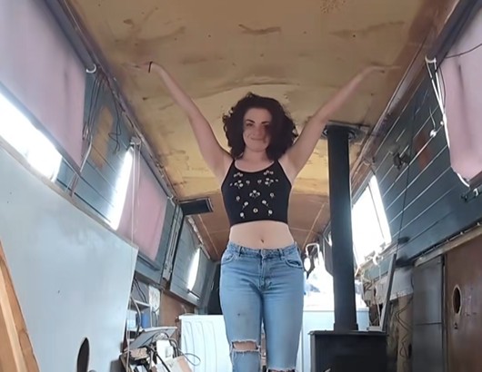 Decizia luată de o tânără din Anglia. A cumpărat o barcă de 17.000 de euro pentru a locui în ea 