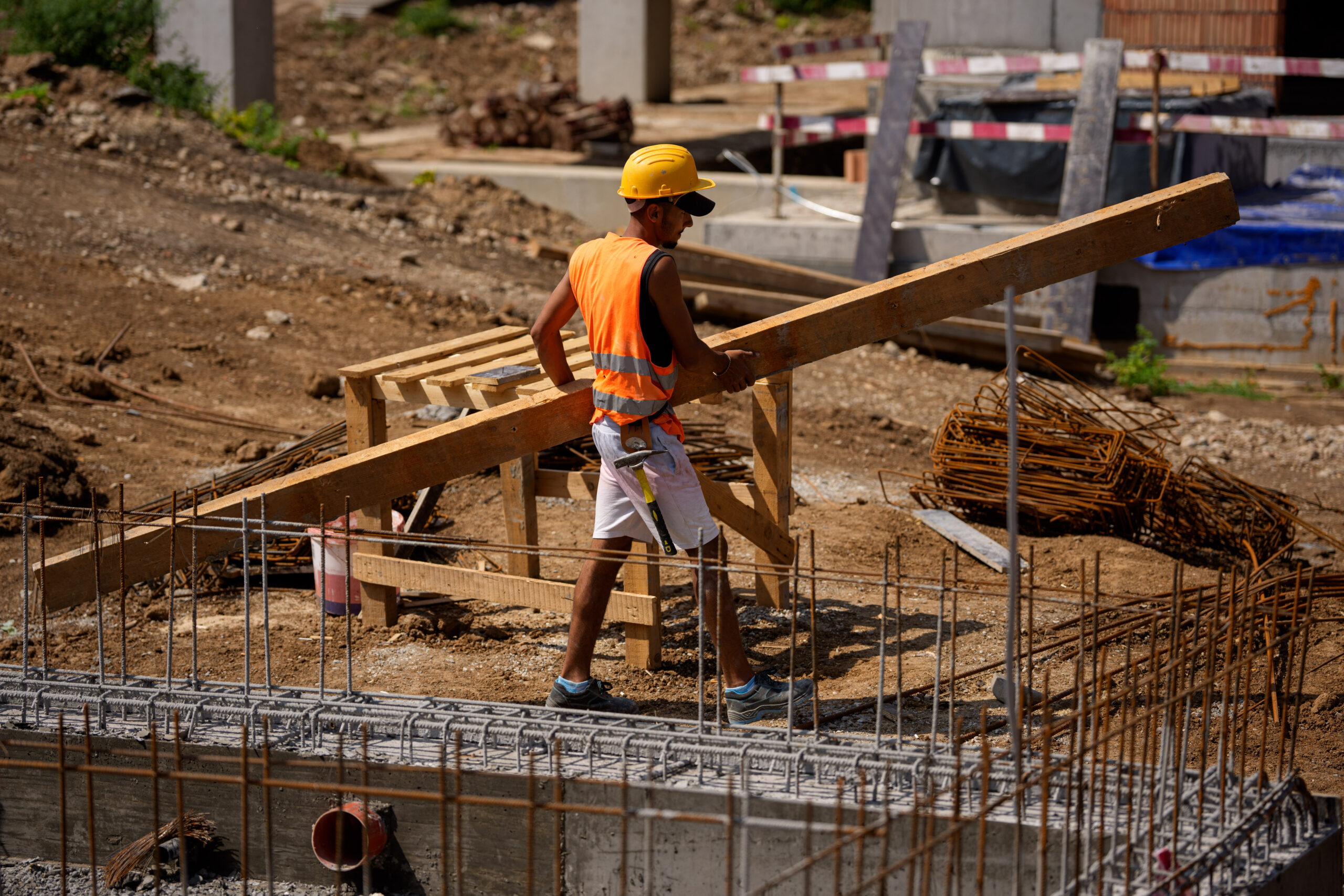 În ce stadiu al construcției se află o casă „la roșu”. Tot ce trebuie să știi despre această etapă a unei locuințe noi