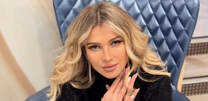 Lora, impecabilă în costum de baie. Are forme de invidiat