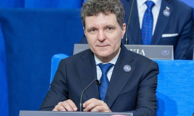 Momentele în care Trump l-a numit premier și când agenții l-au îndepărtat de lângă președintele american nu au fost singurele scene jenante pentru Nicușor Dan. Operatorii video nu l-au reperat pe Nicușor în sală când și-a început discursul