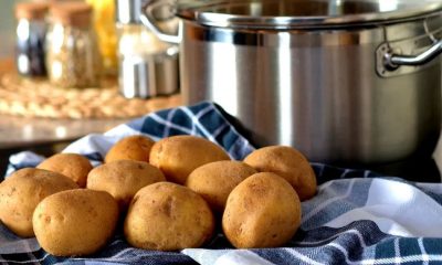 Nu arunca cojile de la cartofi. Pot fi folositoare la curățarea oalelor și tigăilor