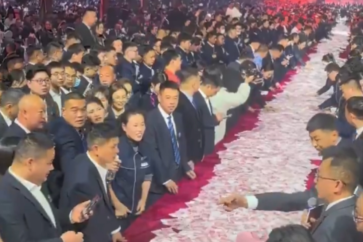 O companie din China a devenit virală rețelele de socializare, după ce a împărțit angajaților bonusuri de 26.000.000 de dolari, aproape 70% din profit