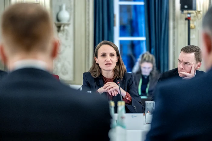 Oana Țoiu, ironică cu semnatarul moțiunii simple. „Probabil că s-ar așeza bucuros cu Vladimir Putin în poza acum”