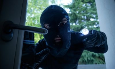 Obiceiul care îi poate atrage pe hoți și să vă pună casa în pericol, când plecați în vacanță. Specialiștii avertizează asupra unei greșeli comune