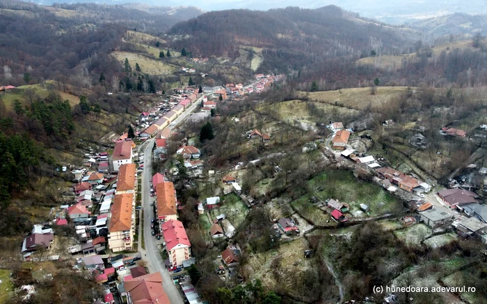 Orașul sărac din România, zdruncinat de cutremure în 2023. Localnică: „De trei ani stăm în containere. Nu mai putem”