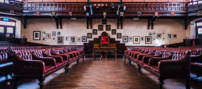 Premieră: România devine arena dezbaterilor „Cambridge Union Schools”
