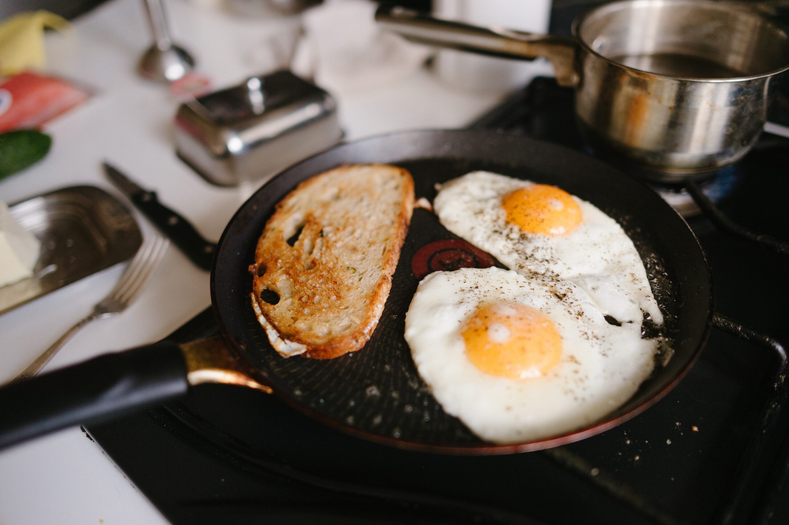 Specialiștii spun în ce tigăi este sigur să gătești și de ce e recomandat să renunți la teflon