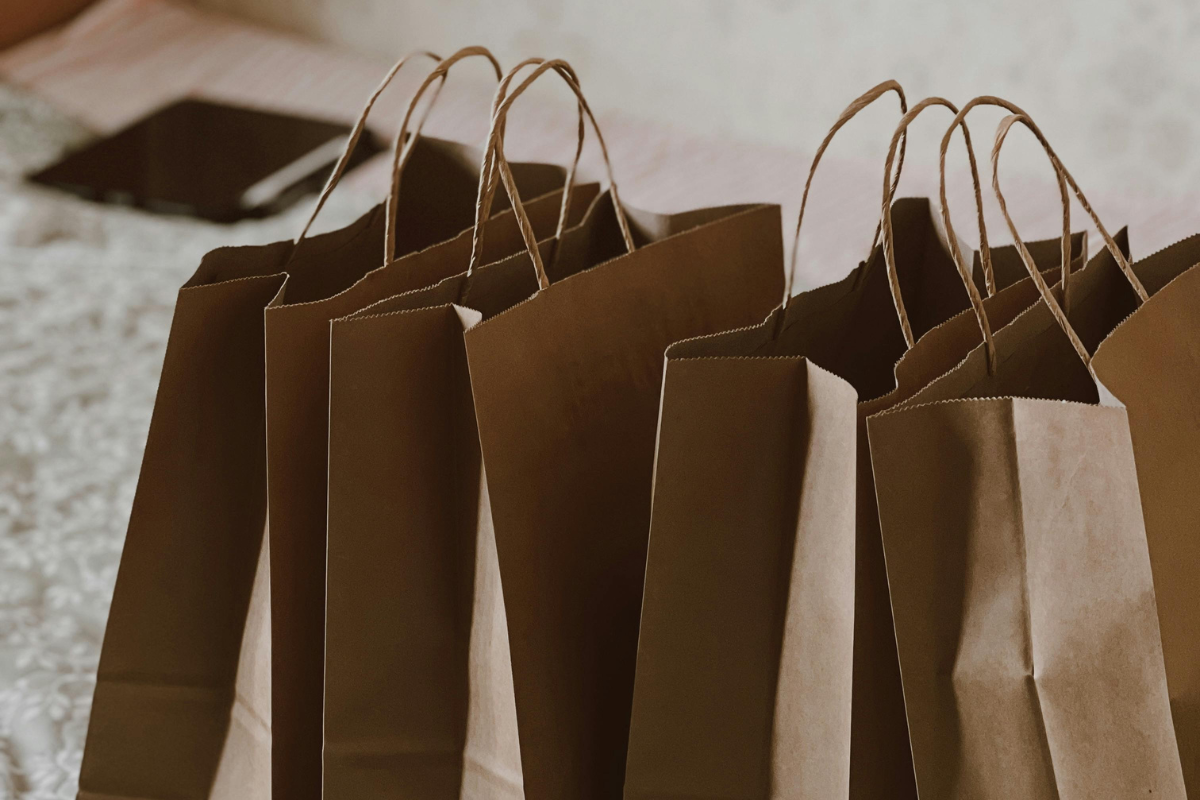 Pungi hârtie personalizate – ambalaj premium pentru brandul tău