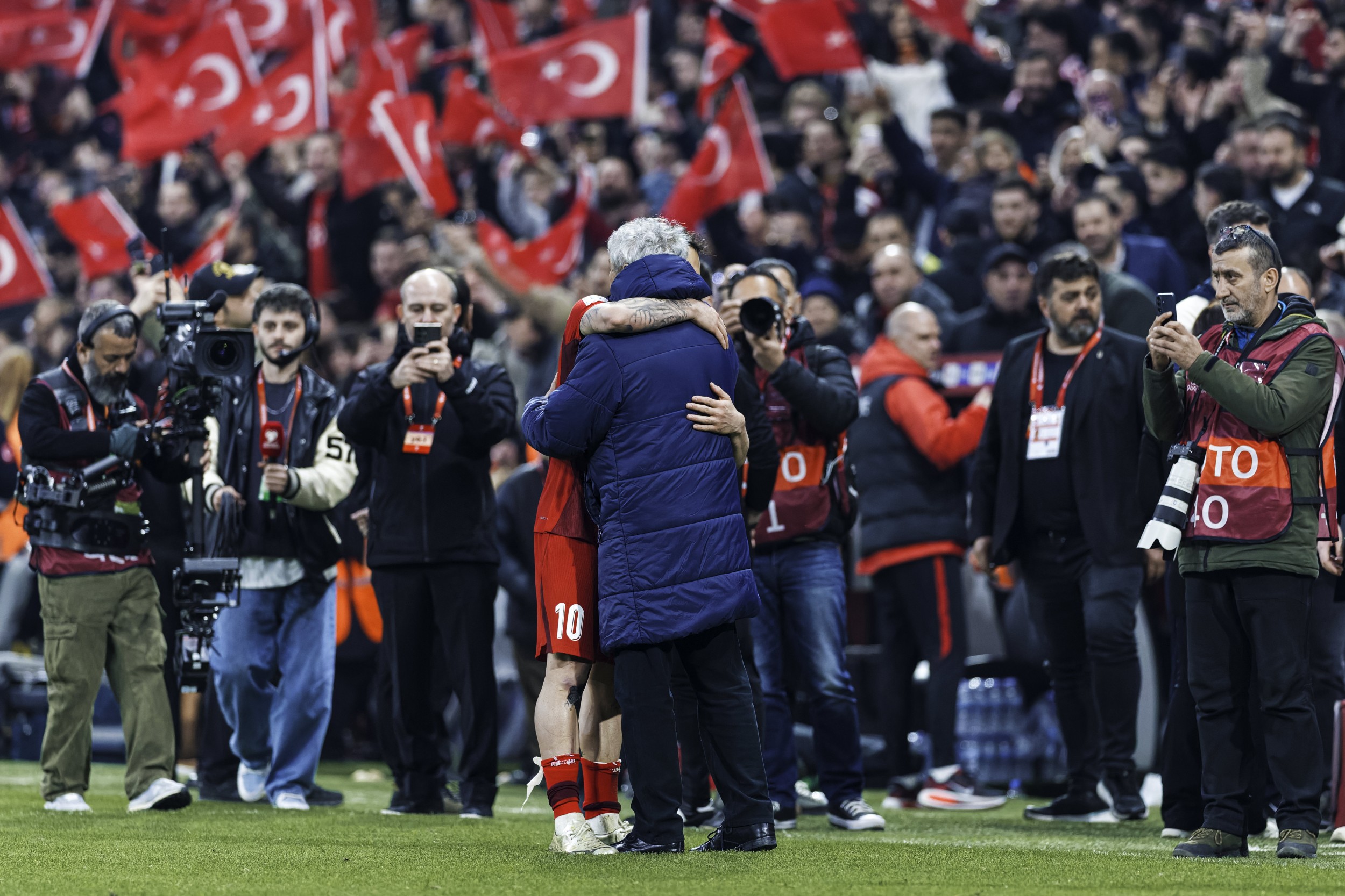 Hakan Calhanoglu, recunoscător față de Mircea Lucescu și Cristi Chivu după victoria Turciei cu România