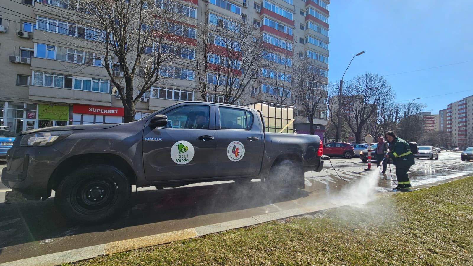 A început curățenia de primăvară în Sectorul 4! În paralel, se derulează programul de reparații locale și cel de mentenanță a mobilierului urban