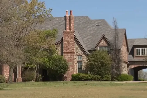 Conac de 5 milioane de dolari închiriat pe Airbnb, devastat după o petrecere cu 800 de tineri: focuri de armă, pereți distruși și mobilă scoasă