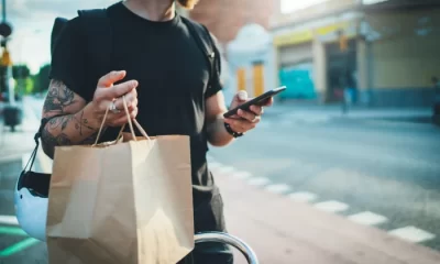 Curierii din Golful Persic continuă să facă livrări la domiciliu, printre explozii: „Ne transportăm vieţile în acelaşi timp cu comenzile”