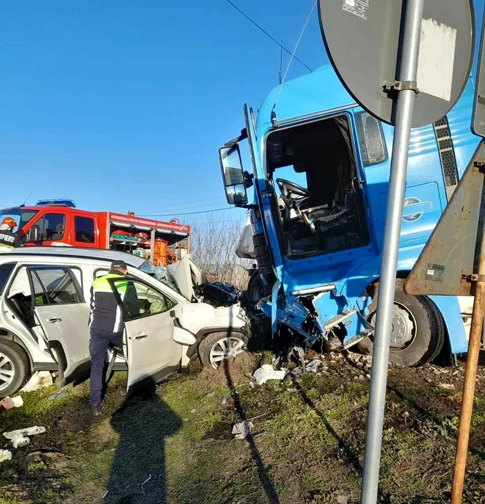 Două femei au murit într-un accident între un TIR și un autoturism, în județul Brăila