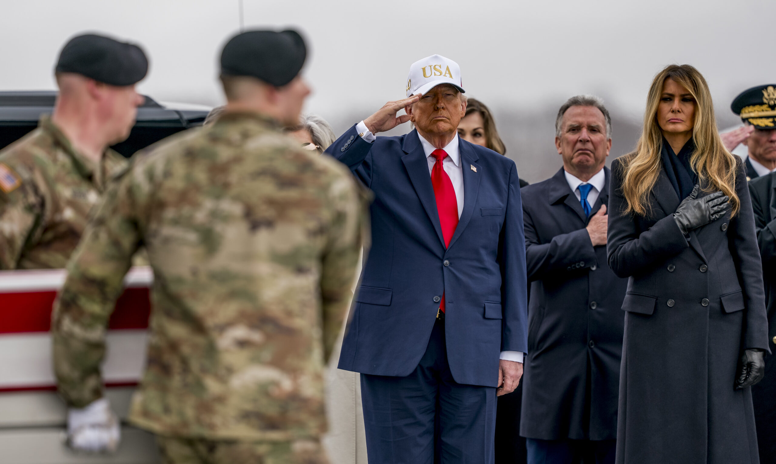 Fox News și-a cerut scuze după ce ar fi difuzat „imagini greșite” cu Trump în timpul repatrierii unor militari americani uciși în războiul din Iran