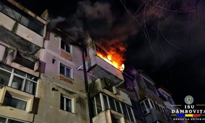Incendiu într-un bloc din Dâmbovița. Flăcările uriașe au cuprins un apartament. Adulți și copii, evacuați