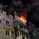 Incendiu într-un bloc din Dâmbovița. Flăcările uriașe au cuprins un apartament. Adulți și copii, evacuați