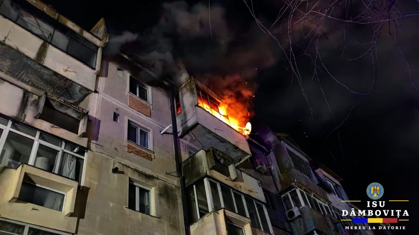 Incendiu într-un bloc din Dâmbovița. Flăcările uriașe au cuprins un apartament. Adulți și copii, evacuați