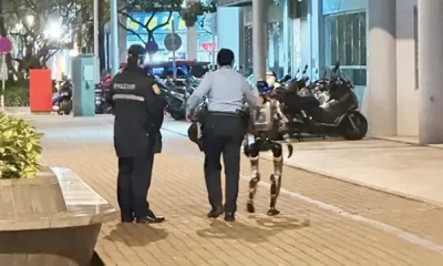 Incident bizar cu un robot umanoid, escortat de polițiști după ce ar fi urmărit o femeie pe stradă. Ce căuta, de fapt, mașinăria în spatele victimei