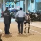 Incident bizar cu un robot umanoid, escortat de polițiști după ce ar fi urmărit o femeie pe stradă. Ce căuta, de fapt, mașinăria în spatele victimei