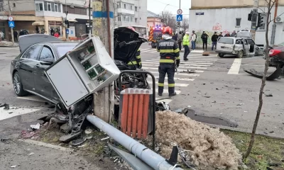 O femeie de 59 de ani a rămas fără un picior după un carambol într-o intersecție din Brăila. Un șofer a trecut pe roșu și a ajuns pe trotuar