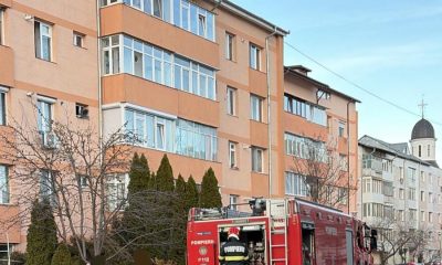 O femeie din Piatra-Neamț a murit în propriul apartament, după ce locuința sa a fost cuprinsă de flăcări. Mai mulți locatari au fost evacuați din bloc