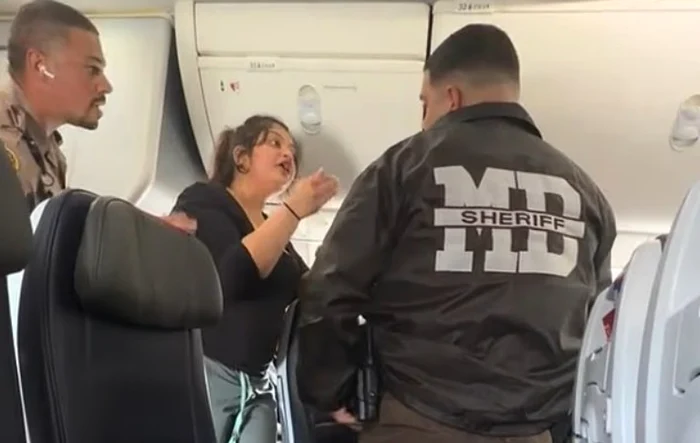 Scandal la bordul unui avion: o femeie beată a fost evacuată cu forța după ce a refuzat să folosească căștile și a deranjat pasagerii