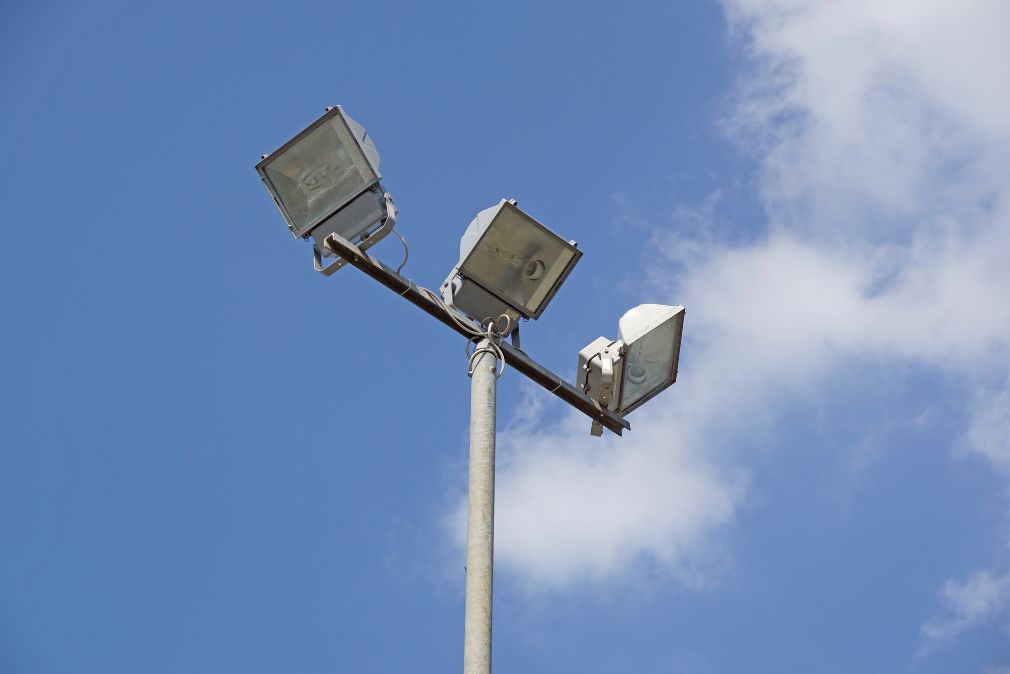 Cablarea internă a stâlpilor metalici de iluminat: Norme de protecție a conductorilor