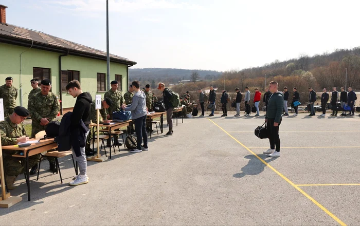 Sute de adolescenți se prezintă la datorie în Croația. Fosta republică iugoslavă reinstituie serviciul militar obligatoriu