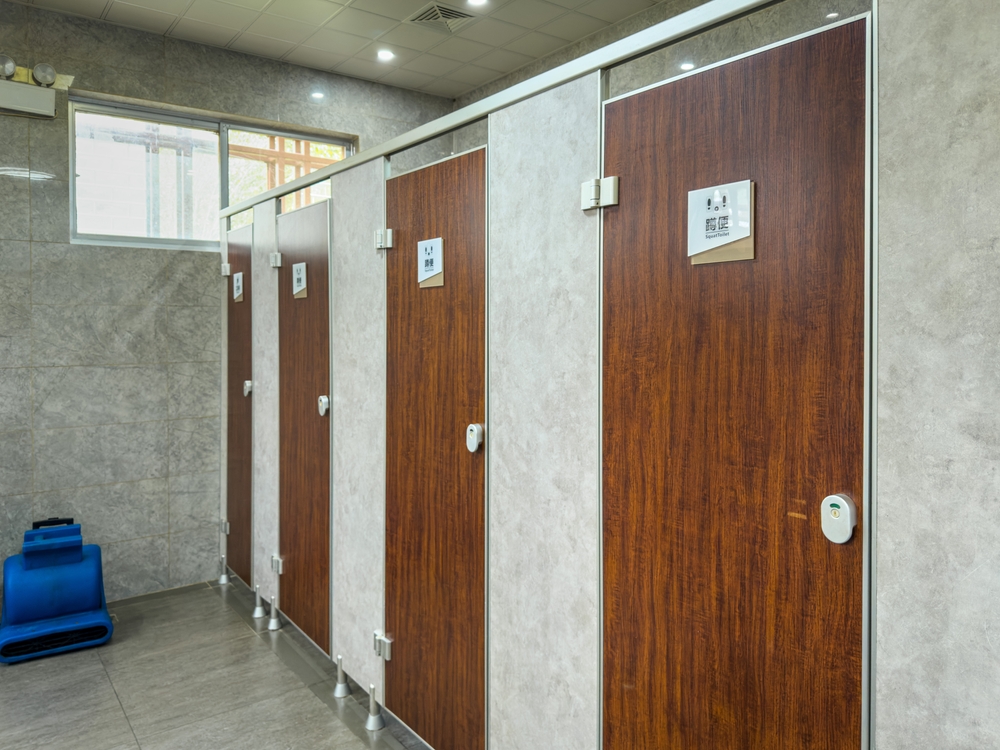 Cum alegi soluții de prindere sigure pentru uși intens utilizate – ghid practic pentru spații cu trafic ridicat