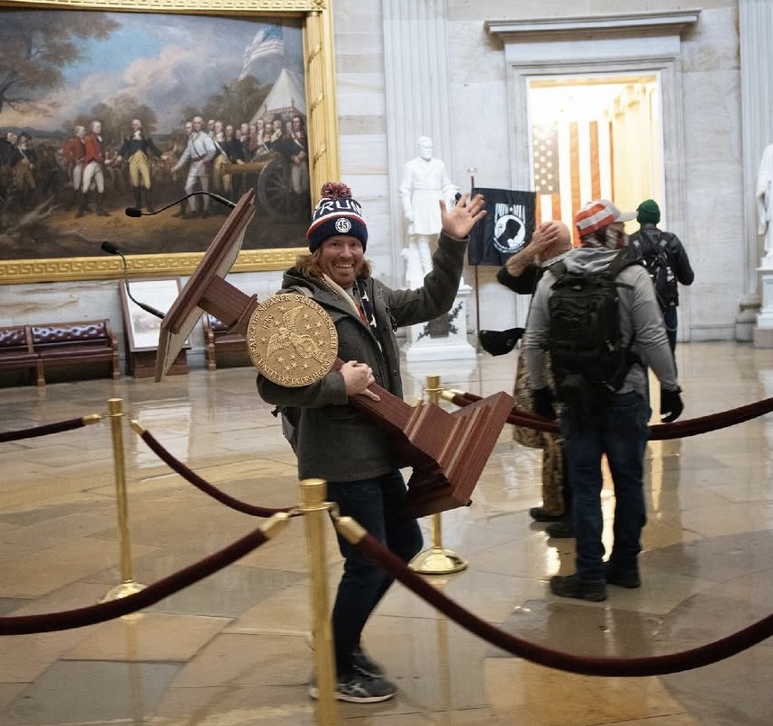 „Lectern Guy”, bărbatul grațiat de Trump după asaltul Capitoliului, candidează în Florida