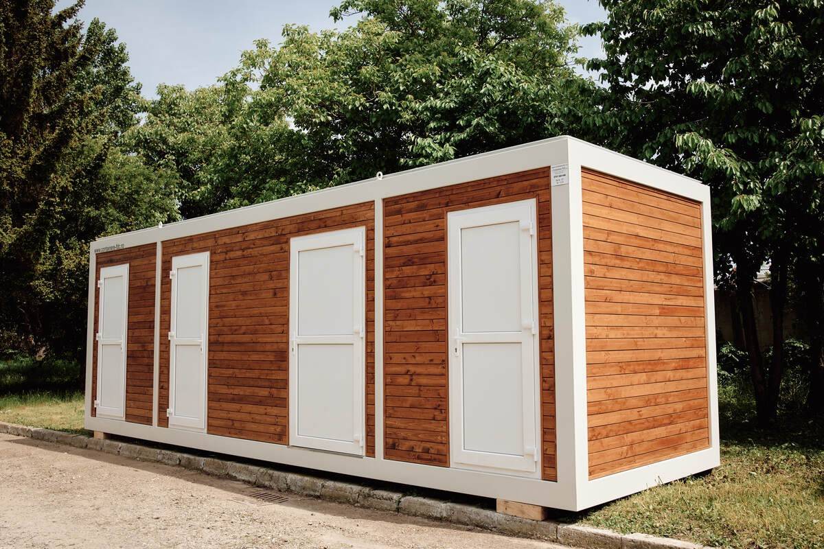 De ce toaletele modulare devin soluția standard pentru evenimente în aer liber