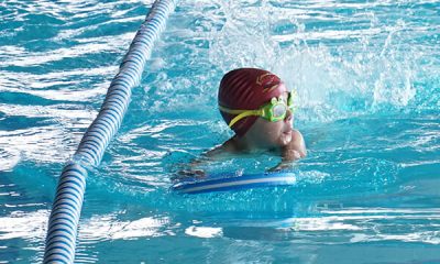 Beneficiile fizice ale cursurilor de înot pentru copii