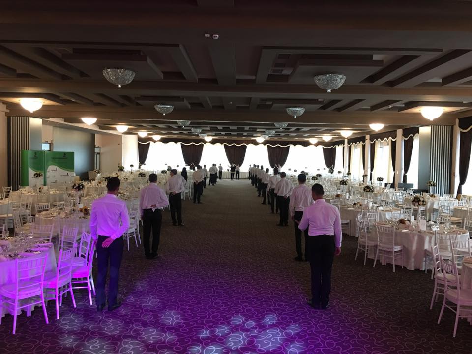 Cum să alegi servicii profesionale de ospătari pentru evenimente