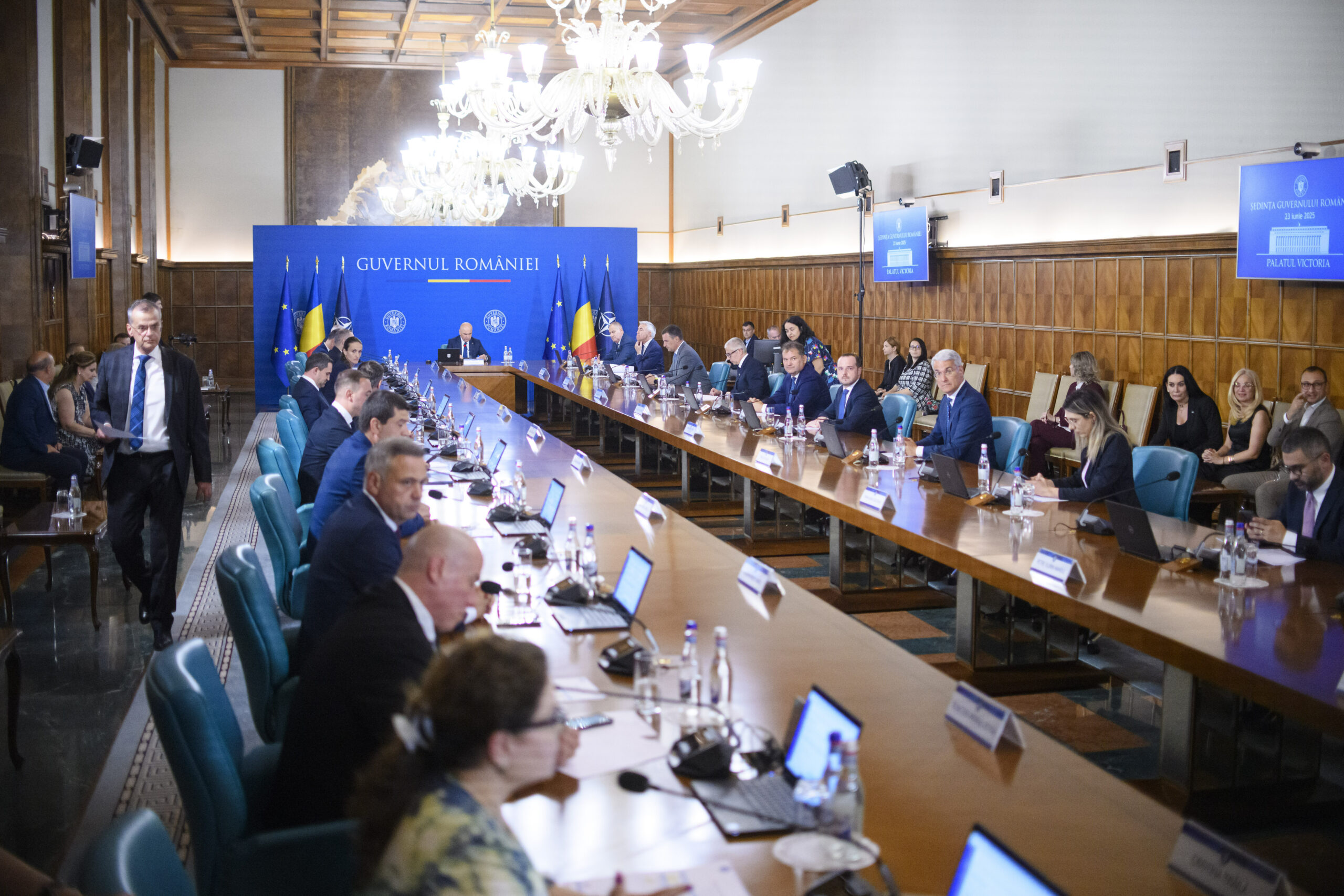 Guvernul Bolojan inventează “compensarea voluntară” la pompă