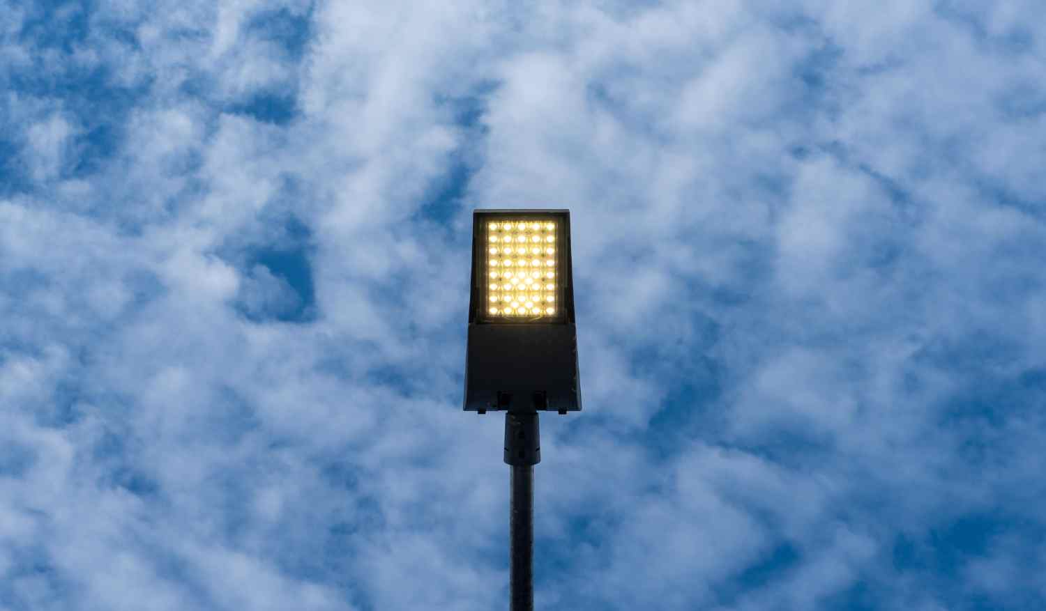 ​Care sunt principalele tipuri de stâlpi metalici pentru iluminatul stradal și cum le alegi