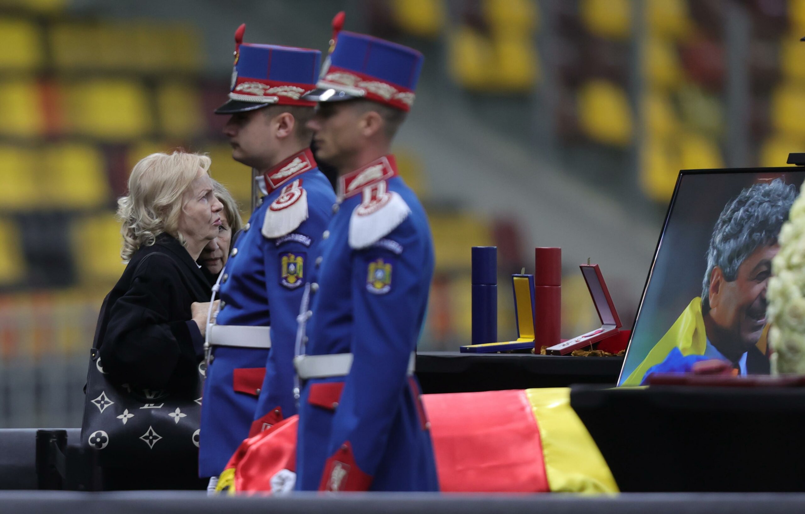 Imagini copleșitoare de la căpătâiul lui Mircea Lucescu! Neli Lucescu, epuizată lângă sicriul soțului ei
