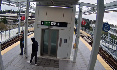 Imagini cu clipele de teroare pe care le-a trăit un călător care aproape a fost împins în fața trenului de un alt bărbat