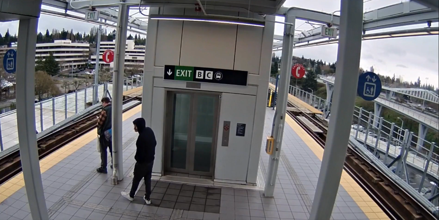 Imagini cu clipele de teroare pe care le-a trăit un călător care aproape a fost împins în fața trenului de un alt bărbat