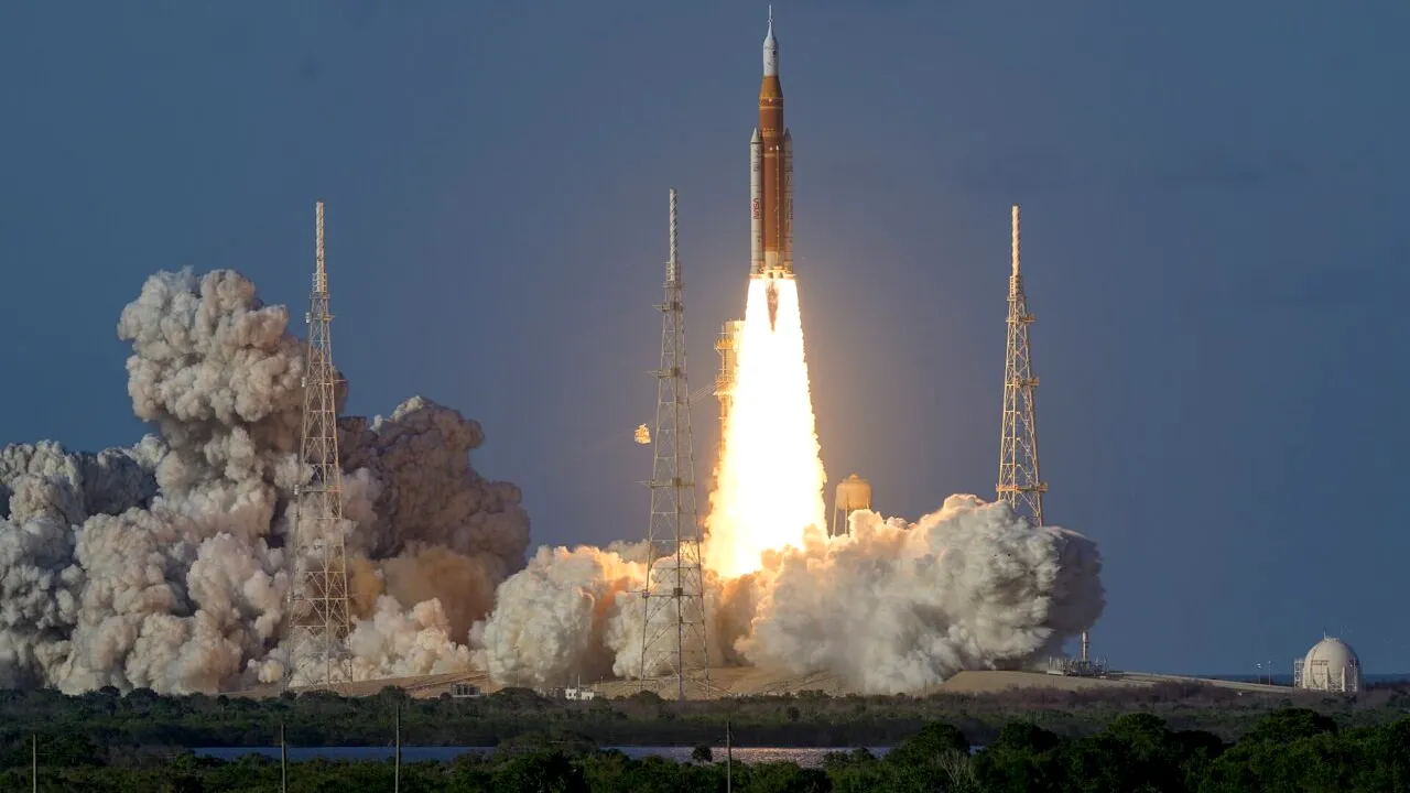 Imagini spectaculoase. Cum s-a văzut lansarea rachetei Artemis II din avion