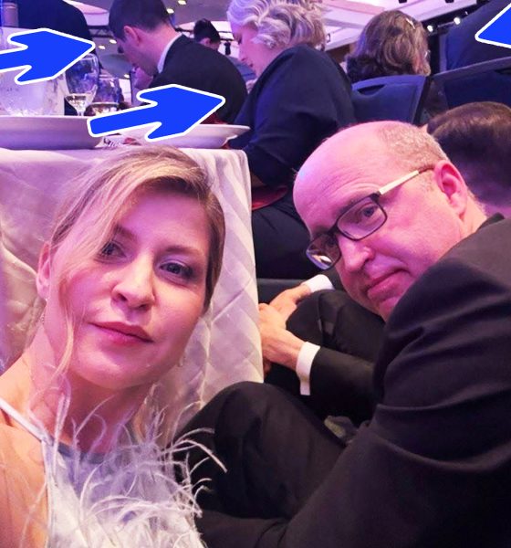 Moment controversat în sala unde a avut loc atacul armat asupra lui Trump. Ambasadoarea Ucrainei pare ca a recreat scena atacului, doar pentru a-și face un selfie. Sta pe jos, în timp ce toți ceilalți invitați stau pe scaune