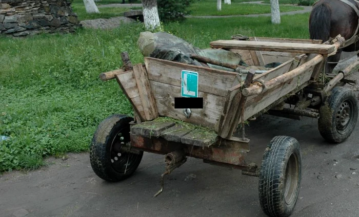 Un copil de 12 ani a fost izbit de o mașină după ce a căzut dintr-o căruță aflată în mers