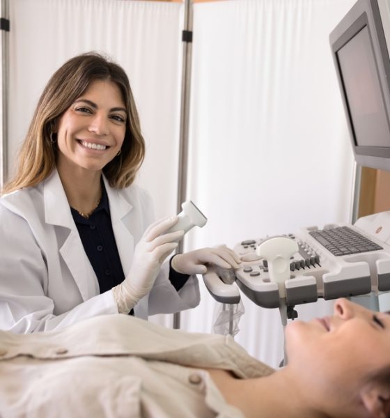 Ce tehnologii moderne se folosesc pentru ecografia Doppler carotidian la centrele medicale Monza Ares?