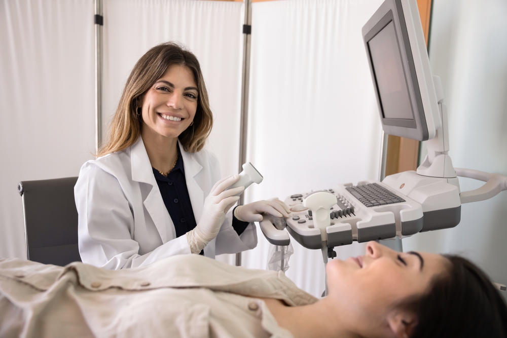 Ce tehnologii moderne se folosesc pentru ecografia Doppler carotidian la centrele medicale Monza Ares?