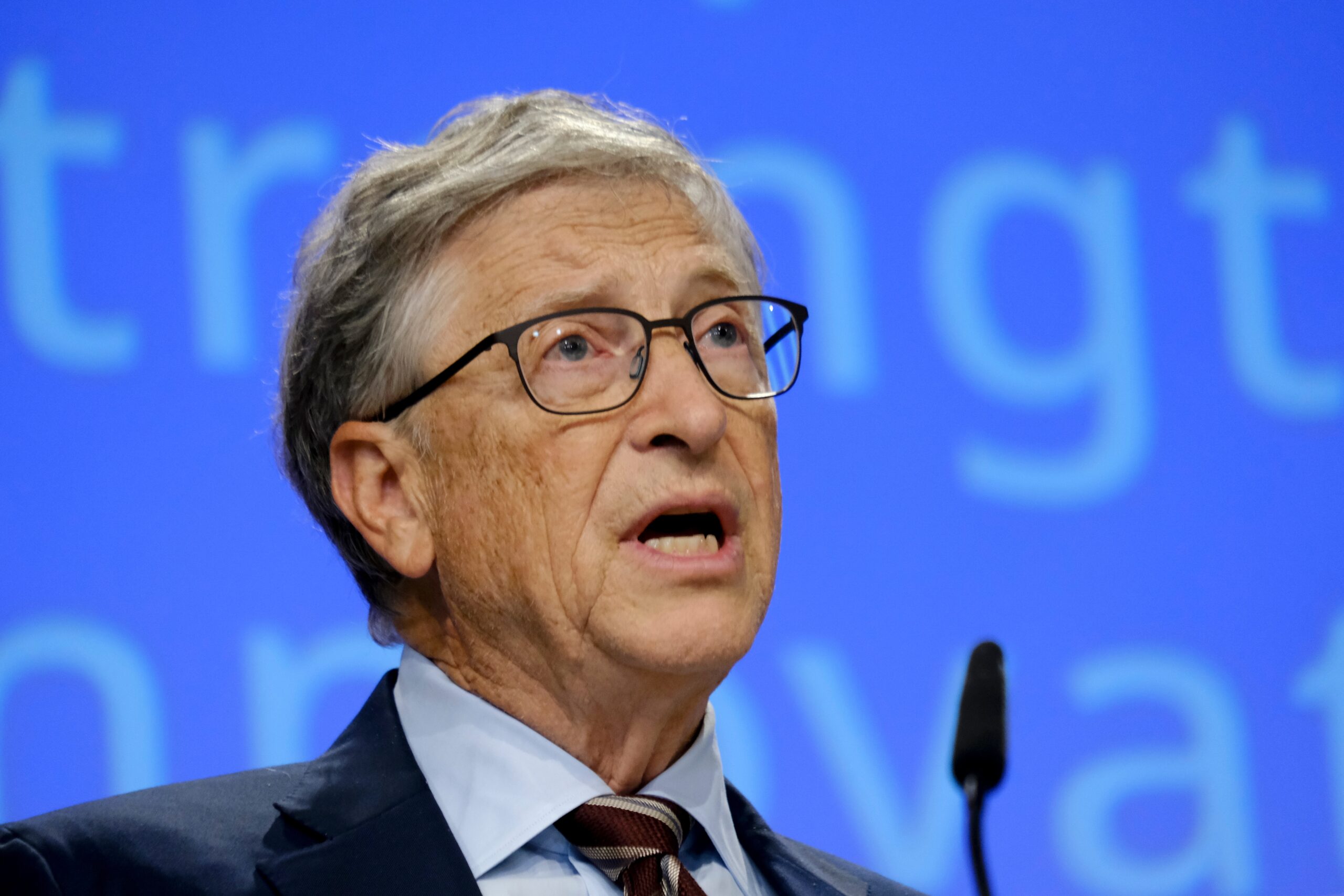 Bill Gates: „În cinci ani, roboții și inteligența artificială vor plăti impozite în numele claselor de mijloc și inferioare”