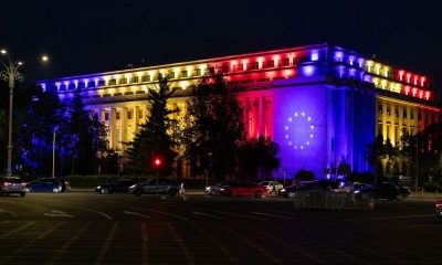 Bolojan a postat o fotografie cu Palatul Victoria iluminat de Ziua Europei
