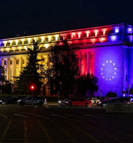Bolojan a postat o fotografie cu Palatul Victoria iluminat de Ziua Europei
