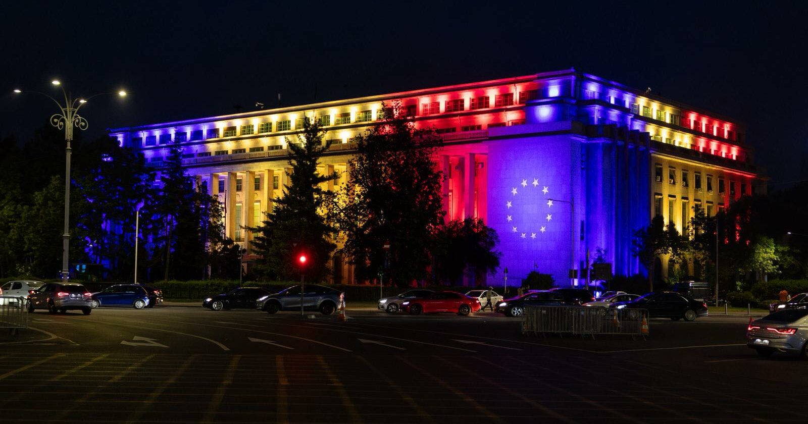 Bolojan a postat o fotografie cu Palatul Victoria iluminat de Ziua Europei