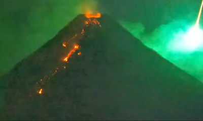 Fenomen unic surprins pe camere. O minge de foc verde a intrat în atmosfera Pământului fix în momentul erupției unui vulcan
